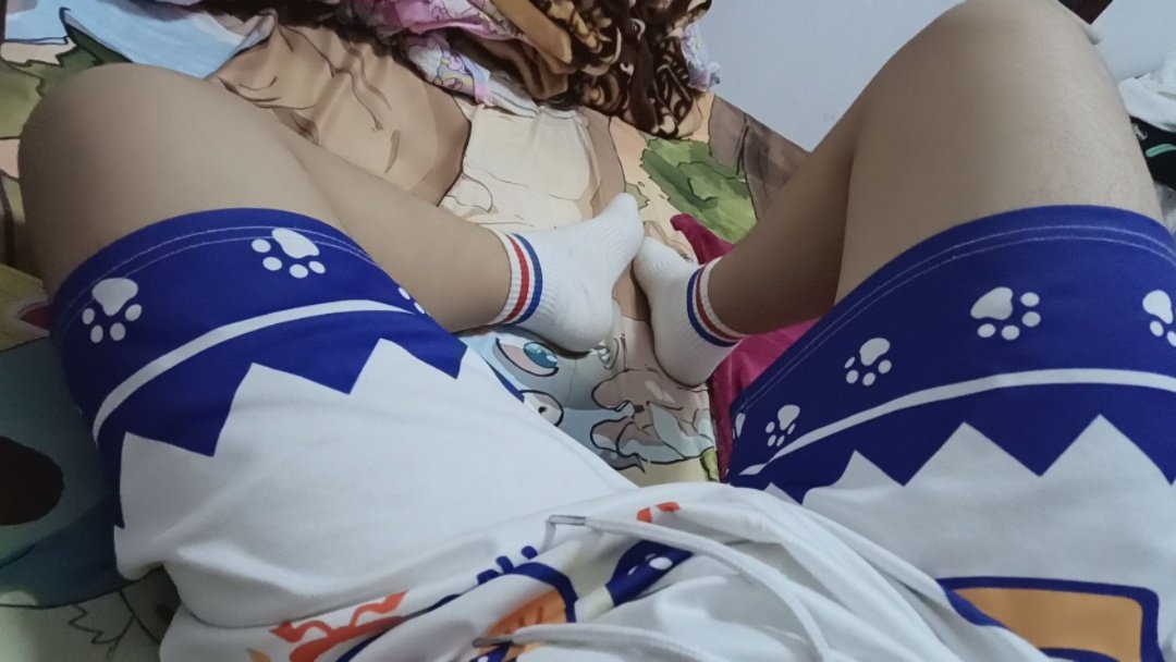 5921furry's tweet photo. 都喜欢看白袜对吗？#白袜 #彩虹🌈 #小胖子 #猪熊 https://t.co/Vq7nvCz2yq