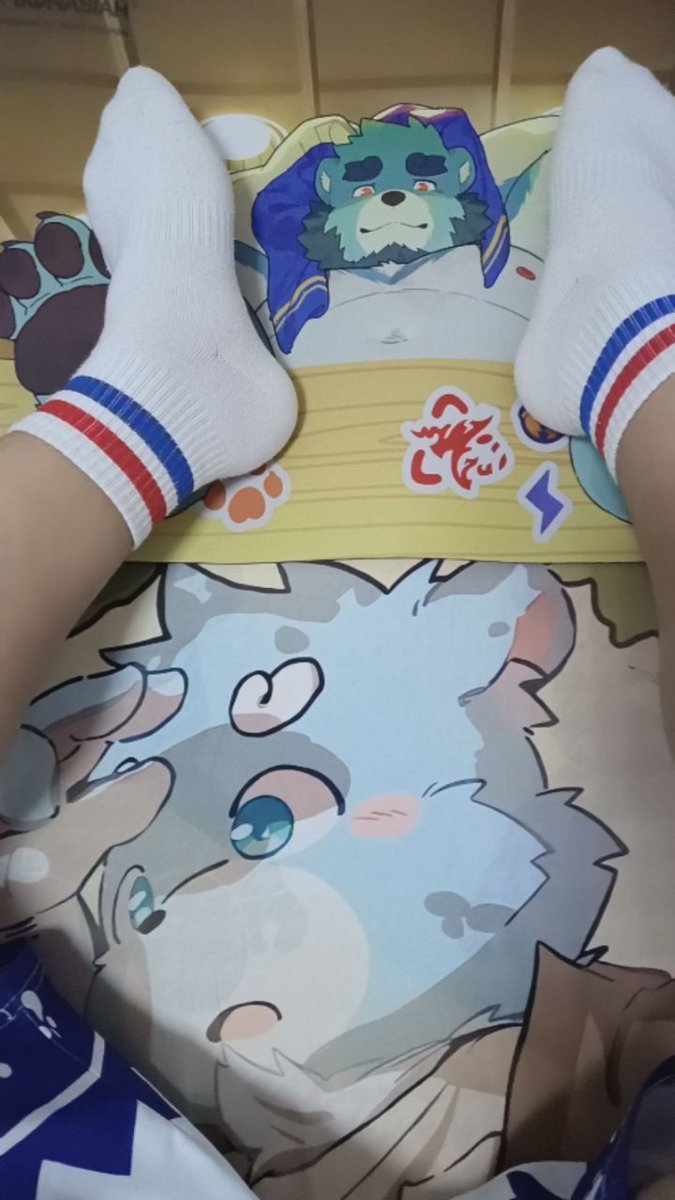 5921furry's tweet photo. 都喜欢看白袜对吗？#白袜 #彩虹🌈 #小胖子 #猪熊 https://t.co/Vq7nvCz2yq