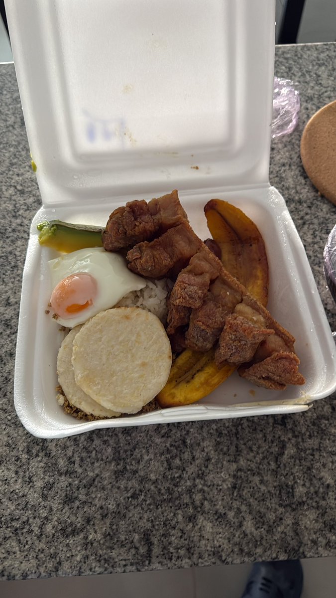 Pedí almuerzo fit a avocalia y se confundieron y me trajeron bandeja paisa del consulado paisa. Dios habla de formas misteriosas