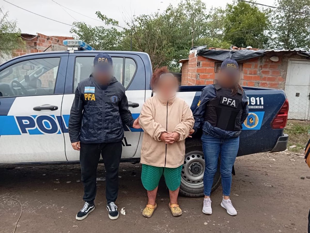 PatoBullrich's tweet photo. PLAN BANDERA: LA ABUELA DE "LOS MONOS", A LA CÁRCEL

Era parte de la banda de Guille Cantero. Prófuga por narcotráfico y secuestro extorsivo, desactivó la tobillera y se fugó.

La PFA la encontró en Villa Gobernador Gálvez y la puso tras las rejas.

Guerra sin cuartel. https://t.co/SYpxB3trqZ