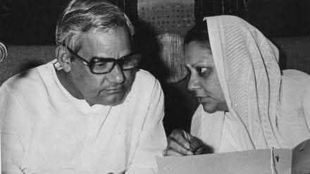 MrMishraSM's tweet photo. राजमाता ने कहा—
“अगर बीजेपी भी कांग्रेस जैसी दिखेगी, तो जनता असली ही चुनेगी, कॉपी नहीं।”

जिसने कांग्रेस की नींव हिलाई, जिसने जनसंघ को खड़ा किया
—वो थी राजमाता सिंधिया

जब दिल्ली में नेहरू सोच रहे थे कि रियासतें इतिहास बन जाएँगी, तब ग्वालियर की सिंधिया रियासत इतिहास रचने को तैयार बैठी थी।

कहानी रोचक है, कमेंट में पूरा पढ़िए... 👇