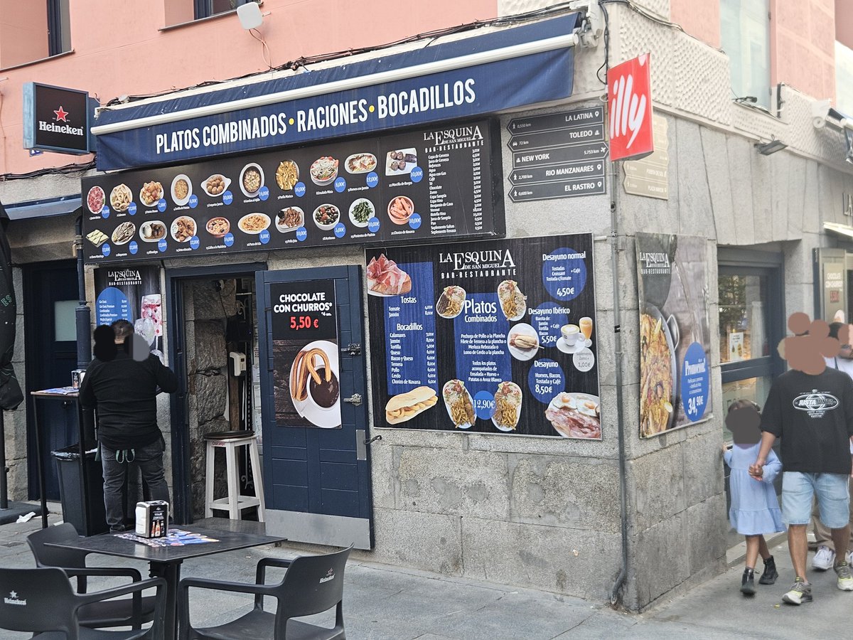 En qué momento hemos normalizado que los comercios panelen las fachadas (históricas) con sus servicios/mercancías/menú. <a href="/MADRID/">Ayuntamiento Madrid</a> debería derogar la ordenanza de publicidad exterior. Ni se cumple ni la hace cumplir.Pena de paisaje urbano
<a href="/AlmeidaPP_/">José Luis Martínez-Almeida</a> <a href="/madridcyp/">MCyP / #SOSPatrimonio</a> <a href="/seguragc/">Carlos Segura</a> <a href="/JMDCentro/">Distrito de Centro</a>