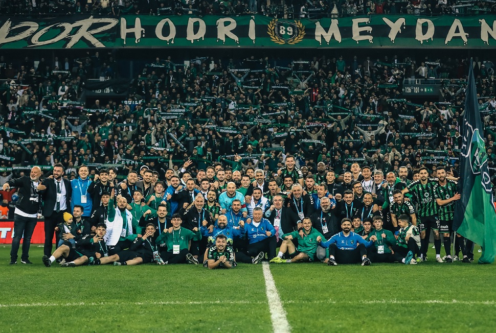 Aynı isim. Aynı logo. 16 yıllık hasret bitmek üzere. Süper Lig'e geliyorlar. #Kocaelispor
