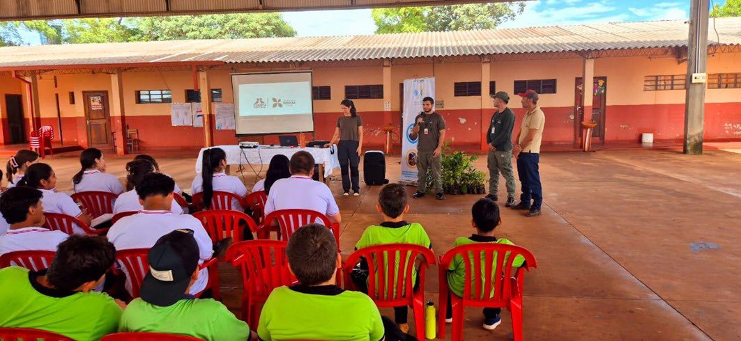 itaipuparaguay's tweet photo. 🦜🌳 Continúan las jornadas de educación ambiental en instituciones educativas ubicadas cerca de las áreas protegidas de ITAIPU. En este sentido, se realizaron capacitaciones a estudiantes en La Paloma y Colonia Guadalupe (departamento de Canindeyú).

🦜🌳 Durante estas actividades se abordan temas como la importancia de conservar la naturaleza del Bosque Atlántico del Alto Paraná, el mascotismo y el tráfico ilegal de especies, entre otros puntos de relevancia para la conservación y protección de la biodiversidad.

Leé aquí 👉 https://t.co/avwVR6PMNH