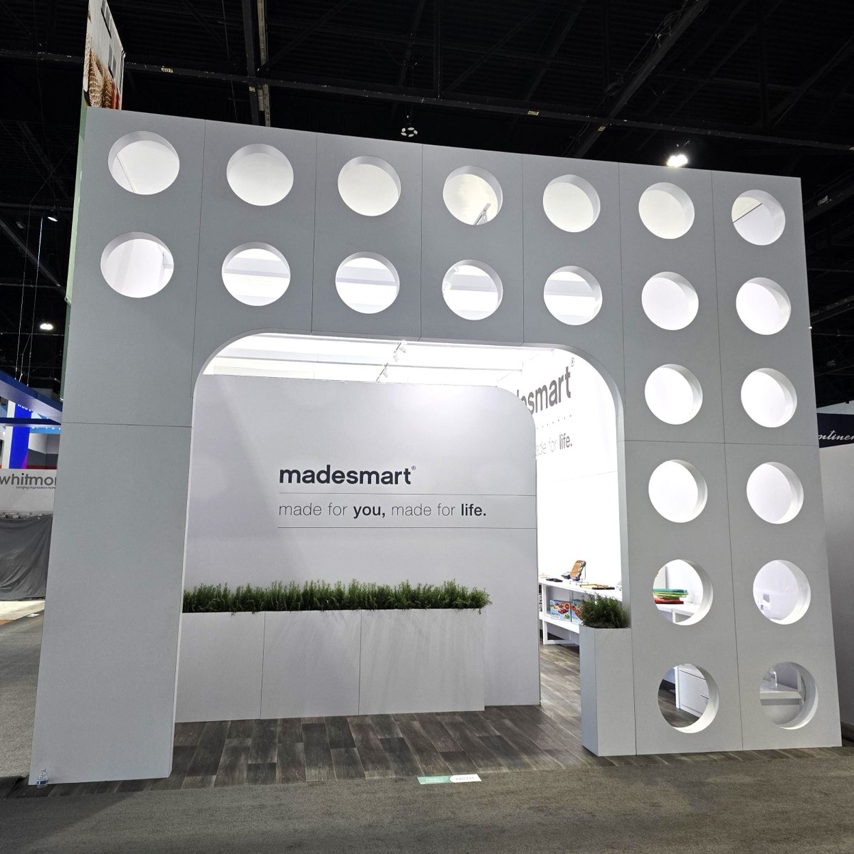 LakeshoreEx's tweet photo. An enclosed #tradeshowexhibit can offer an air of mystery and an exclusive vibe which makes visitors even more curious to know what kind of VIP experience awaits inside. @iammadesmart nailed this design concept at @TIH_Show last month! #ExperienceLakeshore #housewares #tradeshows https://t.co/tmqiK5pZG0