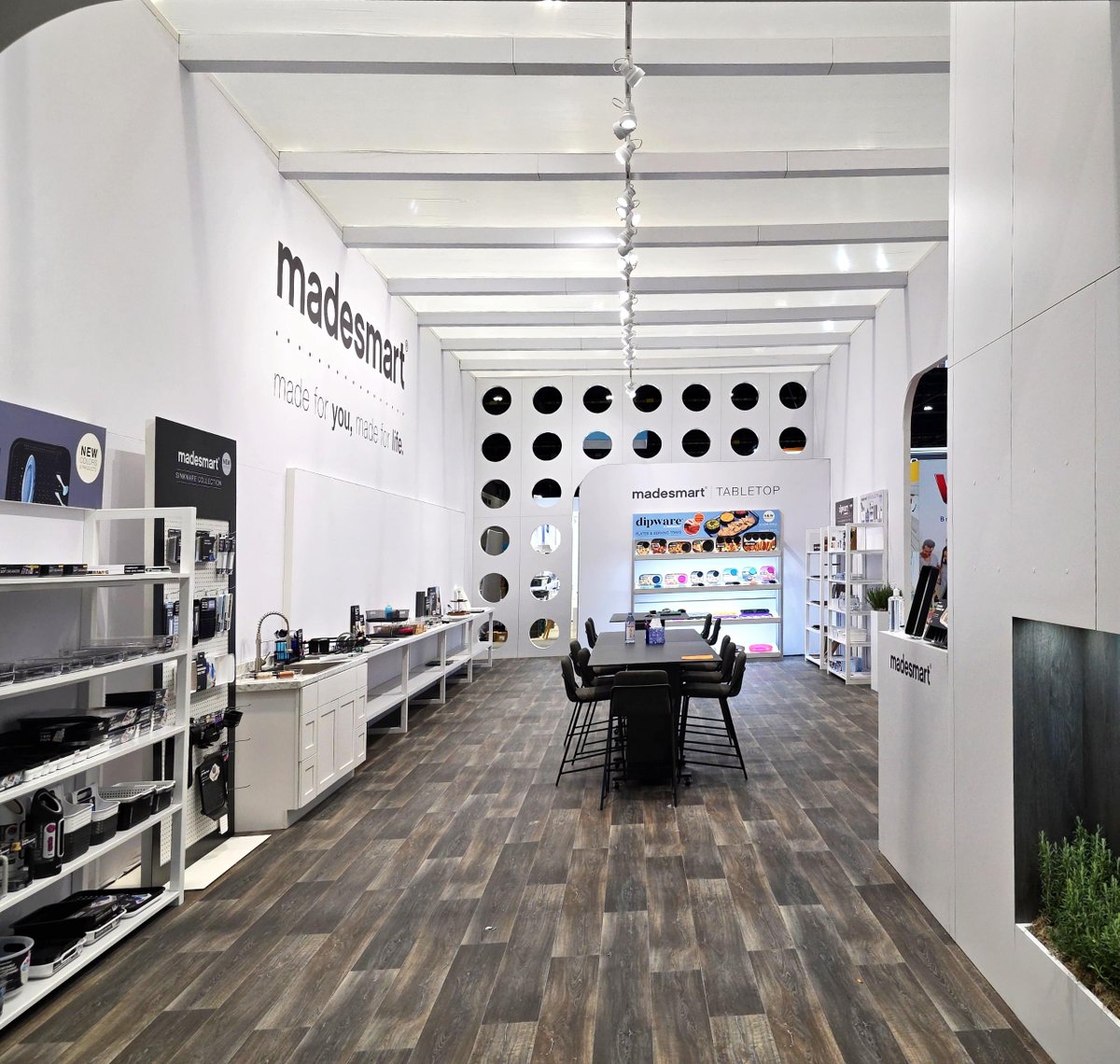 LakeshoreEx's tweet photo. An enclosed #tradeshowexhibit can offer an air of mystery and an exclusive vibe which makes visitors even more curious to know what kind of VIP experience awaits inside. @iammadesmart nailed this design concept at @TIH_Show last month! #ExperienceLakeshore #housewares #tradeshows https://t.co/tmqiK5pZG0