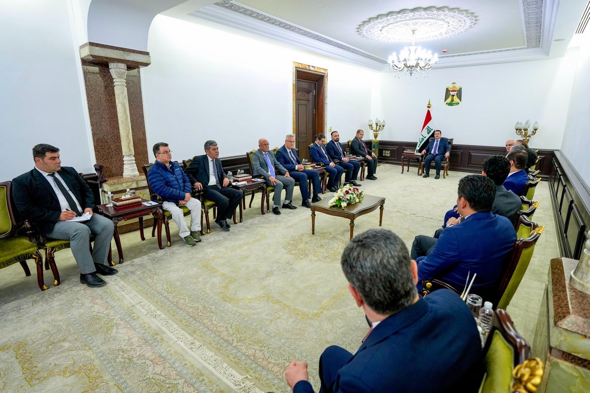 IraqiPMO's tweet photo. رئيس مجلس الوزراء السيد محمد شياع السوداني يستقبل عدداً من مديري مراكز البحوث والدراسات في سوريا، الذين حضروا الى العراق بدعوة من المجموعة العراقية للسياسات الخارجية، من أجل تبادل الحوار ووجهات النظر.

ورحب سيادته بالحضور، مؤكداً موقف العراق بالوقوف الى جانب وحدة الأراضي السورية ورفض التدخل الخارجي، و أنّ المصلحة تكمن في ما يختاره الشعب السوري.

وأبدى السيد رئيس مجلس الوزراء اهتمامه بعمل مراكز البحوث والدراسات، مبيّناً أن منظمات المجتمع المدني كانت من تجليات العراق الديمقراطي الجديد، وأنّ التشابك والتقارب بين العراق وبلاد الشام يمتدّ في مختلف الأطر الاجتماعية والثقافية والاقتصادية، مؤكداً وجوب البحث والاهتمام بقضايا الهوية الوطنية الجامعة لكل السوريين، وكل ما يعزز الاستقرار والمساواة والسلم الأهلي.

كما أوضح سيادته أهمية العمل ضمن مؤسسات العدالة الاجتماعية، داعياً الى الاستفادة من التجربة العراقية في هذا المضمار، وأن يتجهوا الى تعضيد عمل هذه المؤسسات لتعزيز الهوية السورية، والعمل من أجل بناء المؤسسات وتجاوز السلبيات، والّا تكون الأفكار أسيرةً لحوادث الماضي.

وجدد السيد السوداني التأكيد على أهمية الأمن في سوريا بالنسبة للعراق، حيث أن الاستقرار والازدهار في البلدين مرتبطان بالأمن فيهما وفي المنطقة، مبدياً قلق العراق من التدخل الأجنبي في سوريا، وتواجد قوات الكيان الغاصب على الأرض السورية.