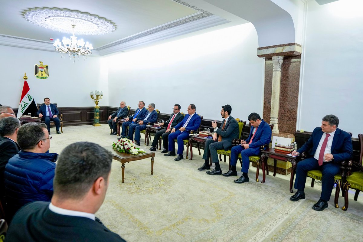 IraqiPMO's tweet photo. رئيس مجلس الوزراء السيد محمد شياع السوداني يستقبل عدداً من مديري مراكز البحوث والدراسات في سوريا، الذين حضروا الى العراق بدعوة من المجموعة العراقية للسياسات الخارجية، من أجل تبادل الحوار ووجهات النظر.

ورحب سيادته بالحضور، مؤكداً موقف العراق بالوقوف الى جانب وحدة الأراضي السورية ورفض التدخل الخارجي، و أنّ المصلحة تكمن في ما يختاره الشعب السوري.

وأبدى السيد رئيس مجلس الوزراء اهتمامه بعمل مراكز البحوث والدراسات، مبيّناً أن منظمات المجتمع المدني كانت من تجليات العراق الديمقراطي الجديد، وأنّ التشابك والتقارب بين العراق وبلاد الشام يمتدّ في مختلف الأطر الاجتماعية والثقافية والاقتصادية، مؤكداً وجوب البحث والاهتمام بقضايا الهوية الوطنية الجامعة لكل السوريين، وكل ما يعزز الاستقرار والمساواة والسلم الأهلي.

كما أوضح سيادته أهمية العمل ضمن مؤسسات العدالة الاجتماعية، داعياً الى الاستفادة من التجربة العراقية في هذا المضمار، وأن يتجهوا الى تعضيد عمل هذه المؤسسات لتعزيز الهوية السورية، والعمل من أجل بناء المؤسسات وتجاوز السلبيات، والّا تكون الأفكار أسيرةً لحوادث الماضي.

وجدد السيد السوداني التأكيد على أهمية الأمن في سوريا بالنسبة للعراق، حيث أن الاستقرار والازدهار في البلدين مرتبطان بالأمن فيهما وفي المنطقة، مبدياً قلق العراق من التدخل الأجنبي في سوريا، وتواجد قوات الكيان الغاصب على الأرض السورية.