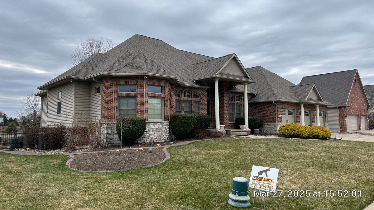 MalarkeyRoofing's tweet photo. We are grateful to RoofSmith Inc. for helping us build a cleaner and  greener future, one roof at a time!  🏡💚 Amazing work bringing this roof to life, RoofSmith Inc.! 👏

Vista® AR shingles shown in Weathered Wood Plus (only available out of OKC)

#RoofingContractors @Holcim https://t.co/0IVscLeuKI
