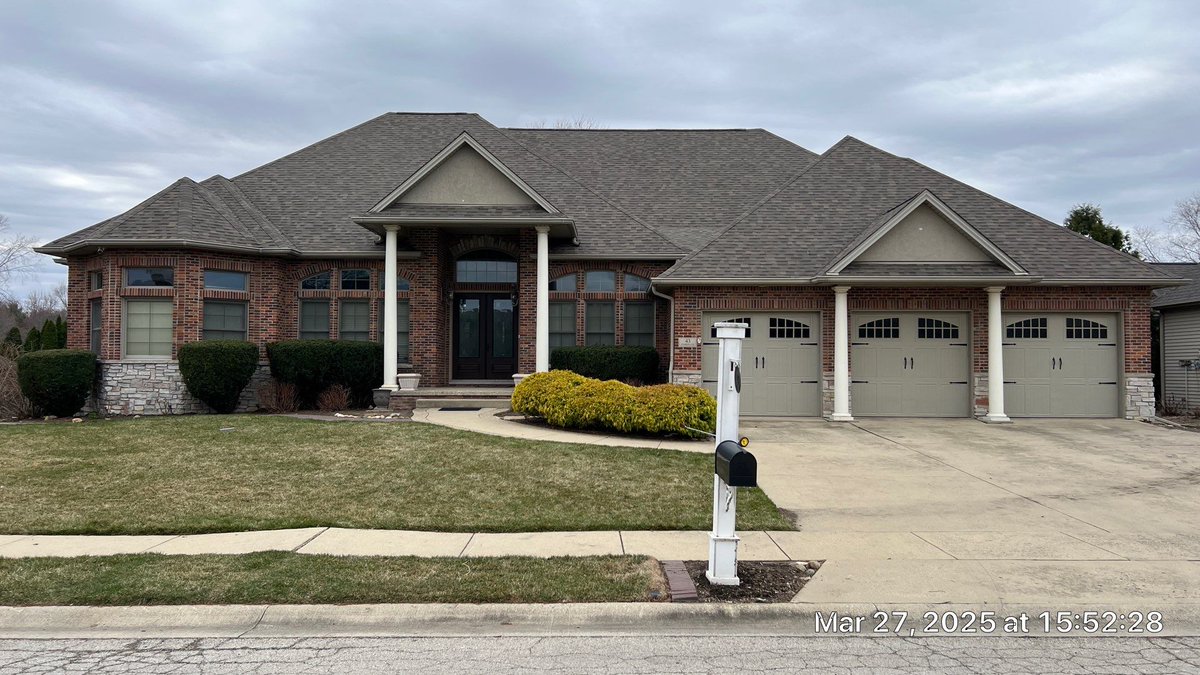 MalarkeyRoofing's tweet photo. We are grateful to RoofSmith Inc. for helping us build a cleaner and  greener future, one roof at a time!  🏡💚 Amazing work bringing this roof to life, RoofSmith Inc.! 👏

Vista® AR shingles shown in Weathered Wood Plus (only available out of OKC)

#RoofingContractors @Holcim https://t.co/0IVscLeuKI