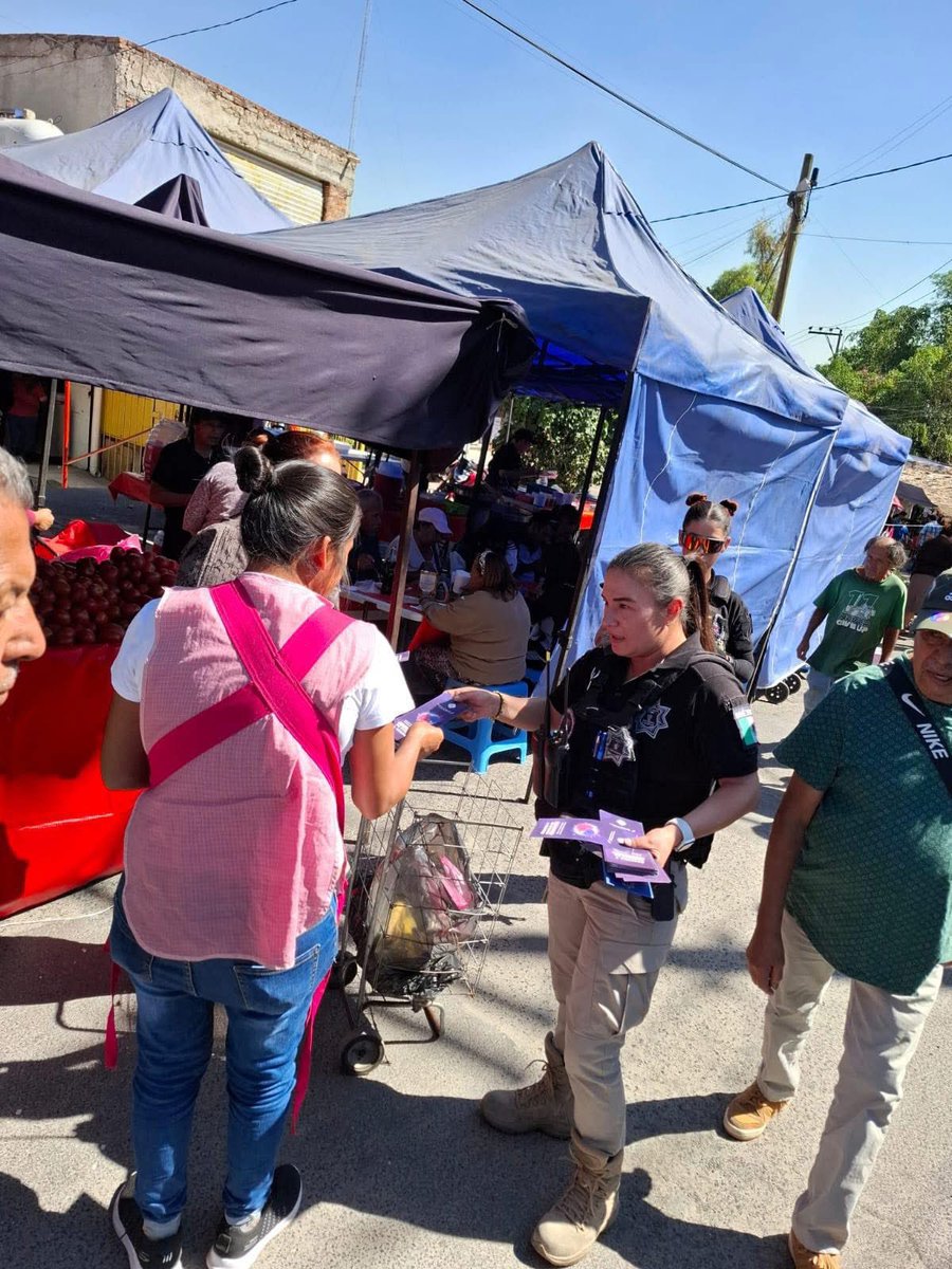 Parte de nuestra tarea preventiva es informar a la ciudadanía los programas con los que cuenta la Secretaría, por ello, la Unidad Especializada en Violencia familiar y de Género (UVI), acudió a la colonia Miravalle, para realizar la prevención comunitaria y entregarles trípticos.
