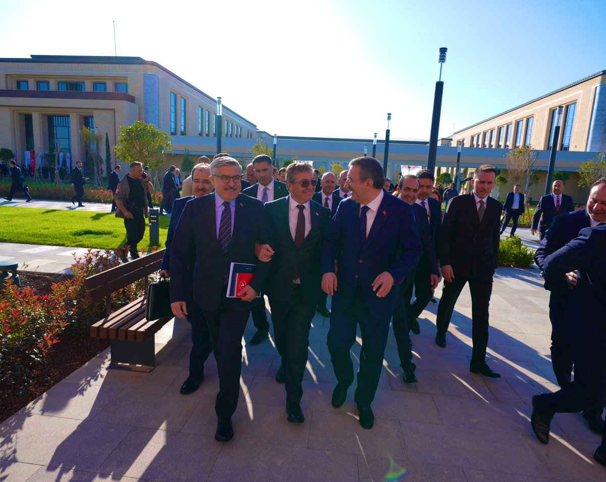 HuseyinYayman's tweet photo. 📍Lefkoşa 🇹🇷

Kuzey Kıbrıs Türk Cumhuriyeti’nde, Cumhurbaşkanımız Sayın @RTErdogan’ın liderliğinde hayata geçirilen Cumhurbaşkanlığı yerleşkesi ile Meclis Binalarımızı Mayısta açıyoruz. 

Bu dev eserlerin yanında,

✅KKTC Yüksek Mahkeme Binası
✅Millet Kütüphanesi’nin binası 
✅Lefkoşa Yeni Devlet Hastanesi
✅TOKİ ile sosyal konutlar yapacağız
✅Burhan Nalbantoğlu Sağlık Kampüsü Renovasyonu yapılıyor 
✅Millet bahçesi ve cami projelerimizi yakında tamamlanıyor 

KKTC Cumhurbaşkanı @ErsinrTatar , Cumhurbaşkanı Yardımcımız @_cevdetyilmaz ve KKTC Başbakanı Ünal Üstel, Bakanımız @murat_kurum, KKTC Bakanlar ve milletvekilleriyle katıldık. 

Bu dev eser ve projelerin hayata geçirilmesinde büyük emekleri olan başta Cumhurbaşkanımız @RTErdogan’a Cumhurbaşkanı yardımcımız @_cevdetyilmaz’a, Bakanımız @murat_kurum olmak üzere emeği geçen herkese teşekkür ederiz.

Bu güzel eserlerin KKTC halkına hayırlı uğurlu olmasını diliyorum🇹🇷