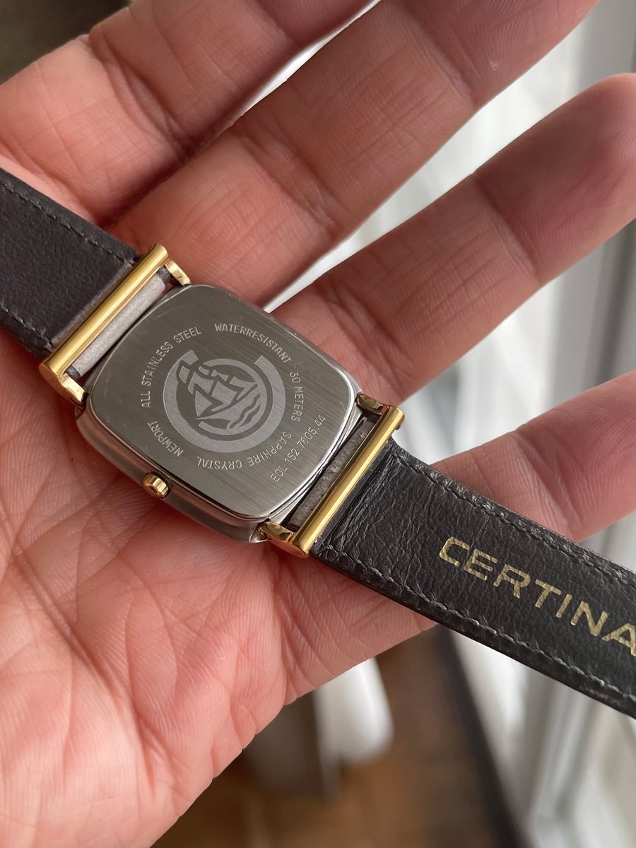 🍀 Certina Q — 229,99€

Année 1980-1989

Boîtier de 22x31mm et 5mm d'épaisseur

Couronne signée et cornes mobiles

Bracelet cuir gris bi-ton d'origine avec boucle signée

Cadran noir laqué avec index zircon à 12H

Mouvement quartz ETA 256.111

Livrée seule avec pochette