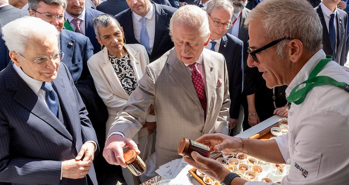 SpiritoSfranto's tweet image. MATTARELLA OLGA FERNANDO RE CARLO E MAX MARIOLA NELLA STESSA FOTO BOH