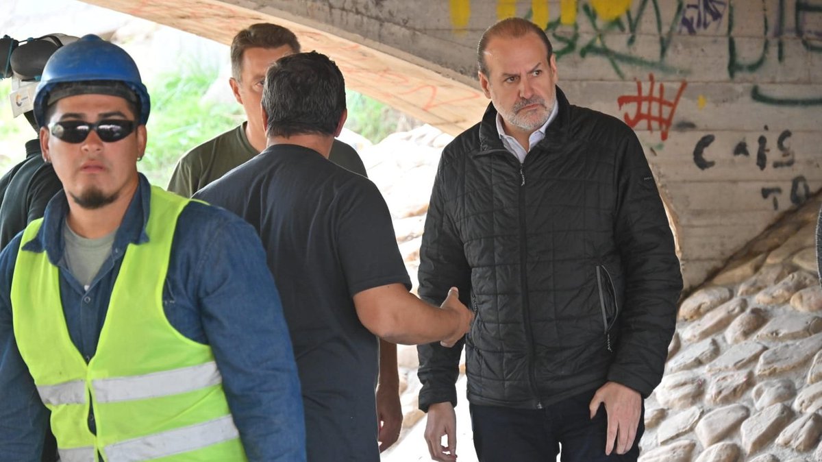 fsusbielles's tweet photo. Junto a @gtrankels e Hidráulica de la Provincia supervisamos las tareas de limpieza en el entubado del Arroyo Napostá.

Es una labor fundamental y complementaria a la limpieza del cauce y el reacondicionamiento de terraplenes que estamos realizando.

Sigamos adelante unidos. https://t.co/tdHyAmJe6R