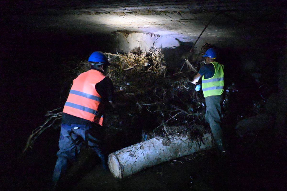 fsusbielles's tweet photo. Junto a @gtrankels e Hidráulica de la Provincia supervisamos las tareas de limpieza en el entubado del Arroyo Napostá.

Es una labor fundamental y complementaria a la limpieza del cauce y el reacondicionamiento de terraplenes que estamos realizando.

Sigamos adelante unidos. https://t.co/tdHyAmJe6R