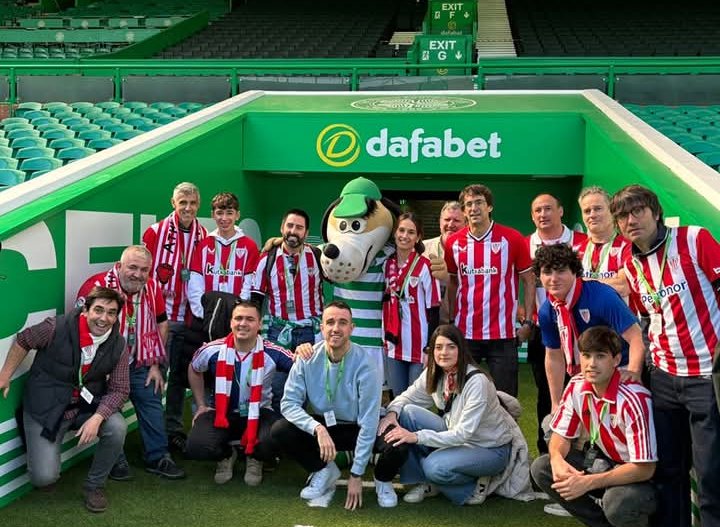 Wat_the_deuce's tweet photo. Athletic Bilbao fans visited Celtic Park today ❤️💚 https://t.co/44UmprMHxq