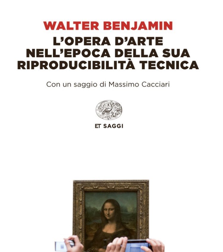«L’umanità, che un tempo in Omero era uno spettacolo per gli dei dell’Olimpo, ora lo è diventata per se stessa. La sua autoestraniazione ha raggiunto un livello che le permette di vivere il proprio annientamento come un godimento estetico di prim’ordine».
Walter Benjamin
