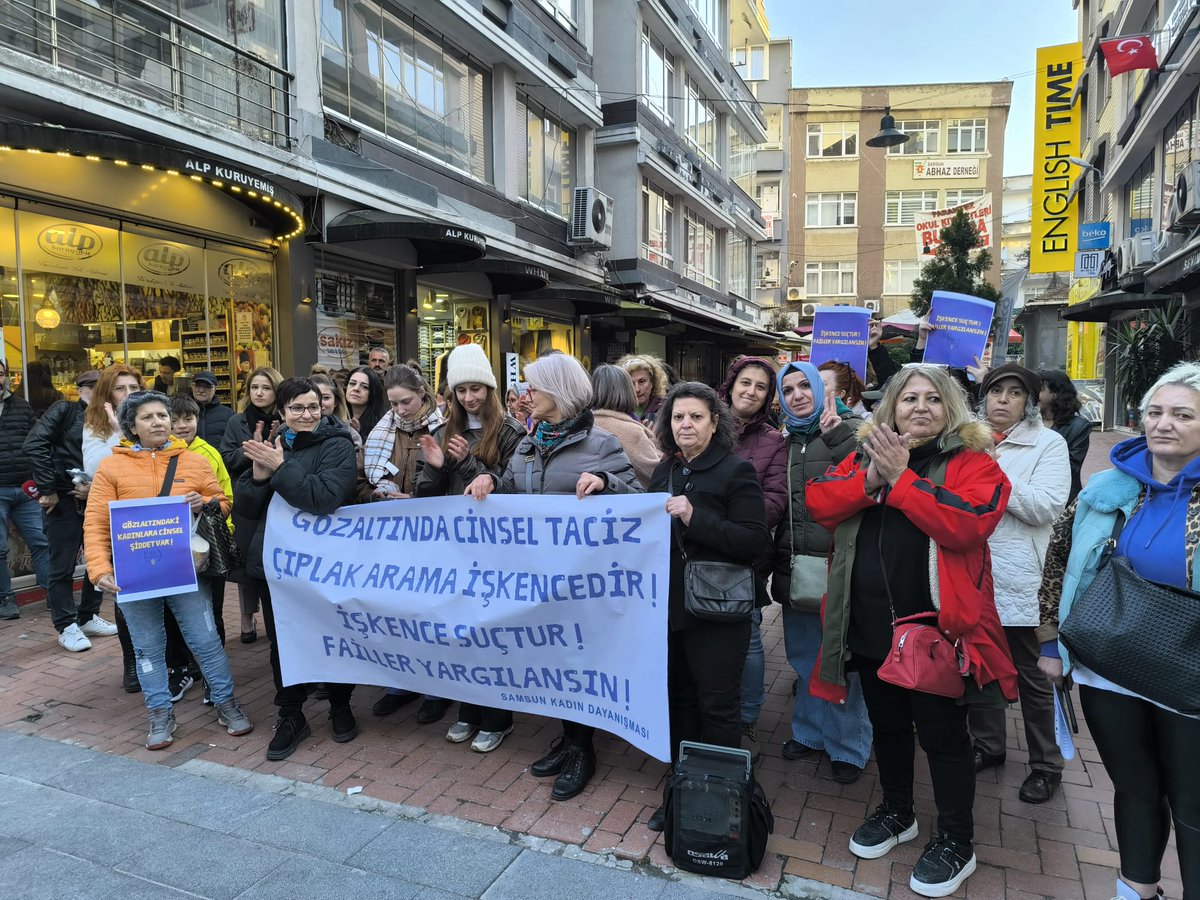 samsunkadind's tweet photo. '' Biz kadınlar Samsun sokaklarından İstanbul Emniyeti’ne, cezaevlerinde çalışan infaz memurlarına sesleniyoruz:
Kadınlara, LGBTİ+lara cinsiyetçi küfür etmek, tecavüz tehdidinde bulunmak, cinsel tacizdir, suçtur.
Kadınları, LGBTİ+ları tek başına köşelerde sıkıştırıp memelerine,+ https://t.co/lDgVKt8v8Q