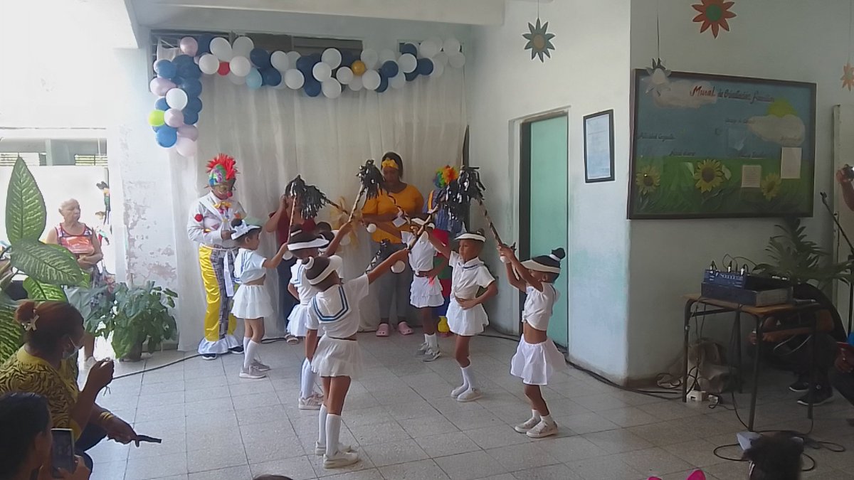 maceitos's tweet photo. Entre risas y canciones. Educandos, familiares, docentes y organizaciones de masas del municipio #Mella celebrando el 64 Aniversario de la creación de los círculos infantiles. Muchas Felicidades. #dmemella  #LaPrimeraInfanciaSiImporta #zuzelchacon #dpemella https://t.co/pAgFimUQ4I