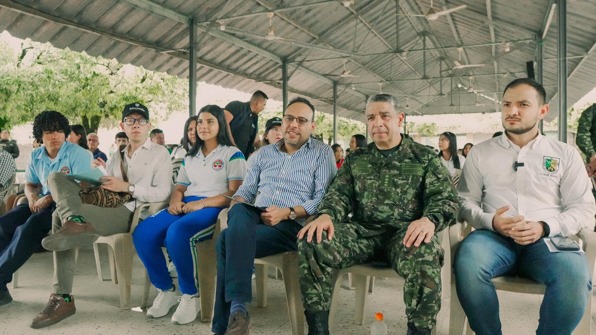 JulianRMolinaG's tweet photo. Así vivimos la entrega de 430 @CompuParaEducar, en alianza @Mineducacion y @Ministerio_TIC, a estudiantes de 5 sedes escolares de Tibú (Norte de Santander). Seguimos llegando a toda Colombia, cerrando la brecha digital. Gracias Gr. Hugo Alejandro López Barreto, Jefe del Estado Mayor Conjunto de las @FuerzasMilCol, por su apoyo.