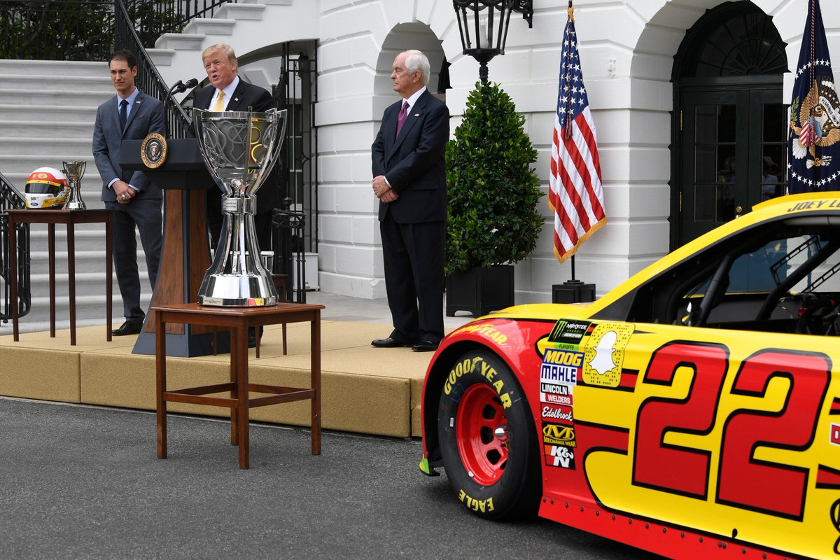Sale Logano en Antena3 NOTICIAS . Media españa: uy que coche tan bonito.
Yo con 39 años: MAMA MIRA ESTA LOGANO EN ANTENA 3!!! #Nascarendazn <a href="/JaviviQuilon/">Javier Quilón</a> <a href="/DavidDeSanchez/">David Sánchez-Cañete</a>