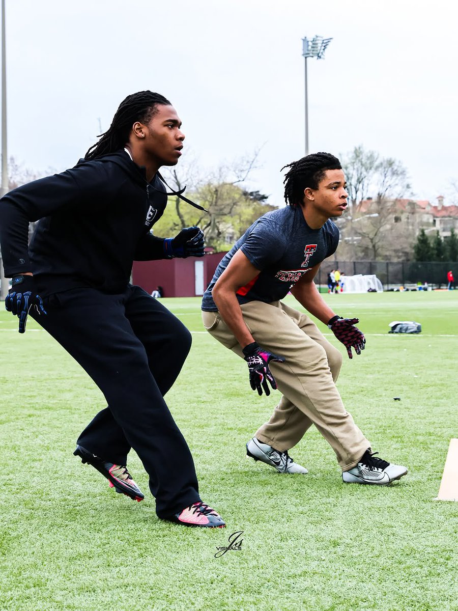 ResendoH's tweet image. Locked in on the details.
Every rep is an investment in the bigger goal.
Consistency. Discipline. Execution.
#StudentAthlete #GetRecruited #WideReceiver  #DefensiveBack #ClassOf2026 #TrustTheProcess