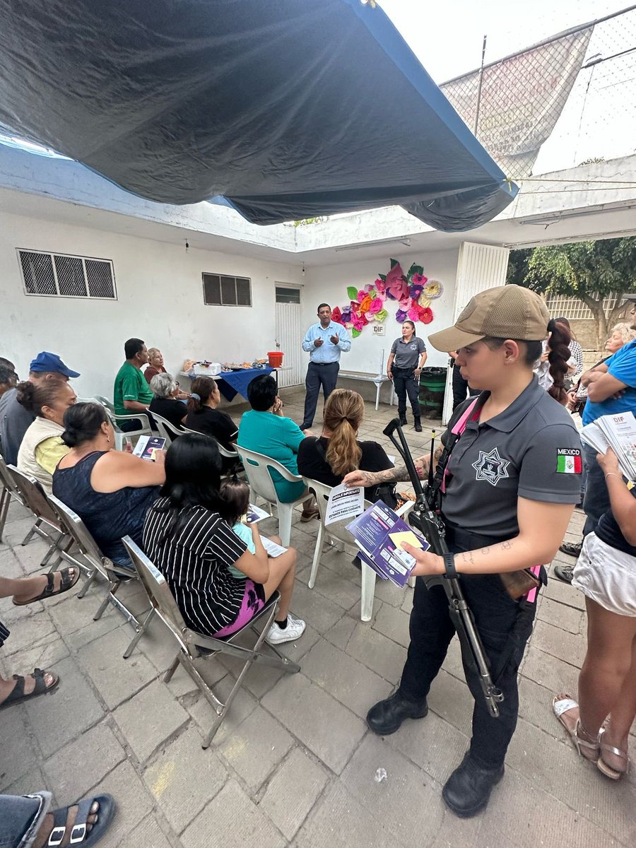 Seguiremos recorriendo las colonias de nuestro municipio, se llevó a cabo una reunión vecinal de seguridad en la colonia El Vergel, donde los vecinos se reunieron con autoridades de esta Secretaría para conocer los programas preventivos disponibles y compartir sus inquietudes