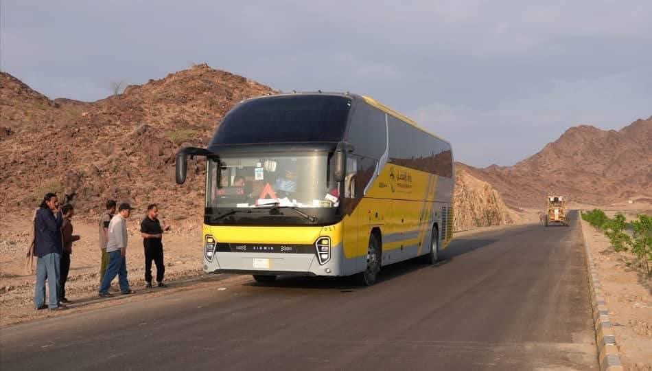 دخول أول باص نقل جماعي تابع لشركة الأفضل عبر طريق موزع المخأ الكدحة تعز الجديد _ قلنا للحوثيين افتحوا طريق الحوبان الراهدة كرش -العند -عدن ما في استجابة ولا مبادرة لانه الطريق هذه مافيها جمارك ولا تحصيلات لازم تبقى مغلق وكلهم مستفيدين من إغلاقها حثالة الامارات في الشريجة وكرش