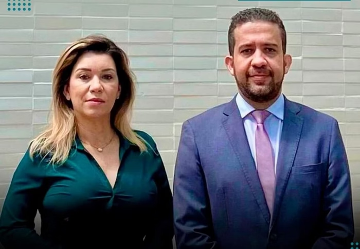 Metropoles's tweet photo. ➡️ Prefeita acusa Janones de chantageá-la com foto íntima e vai à Justiça

Maria da Penha: prefeita de cidade mineira entrou na Justiça contra o deputado federal André Janones, com quem manteve um relacionamento

Leia na coluna de @PauloCappelli_: https://t.co/D1LRROfXNq https://t.co/k2ZOgafrUv