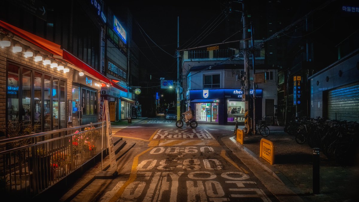 TravelPSD's tweet photo. Night Life | Seoul

#photographer #photography #PhotographyIsArt #photographylovers #streetphotography #seoul #seoulkorea #cinematic #noir #fstoppers #korea #sonyalpha #sonyimages #flickrfeature https://t.co/AKn04PODzn