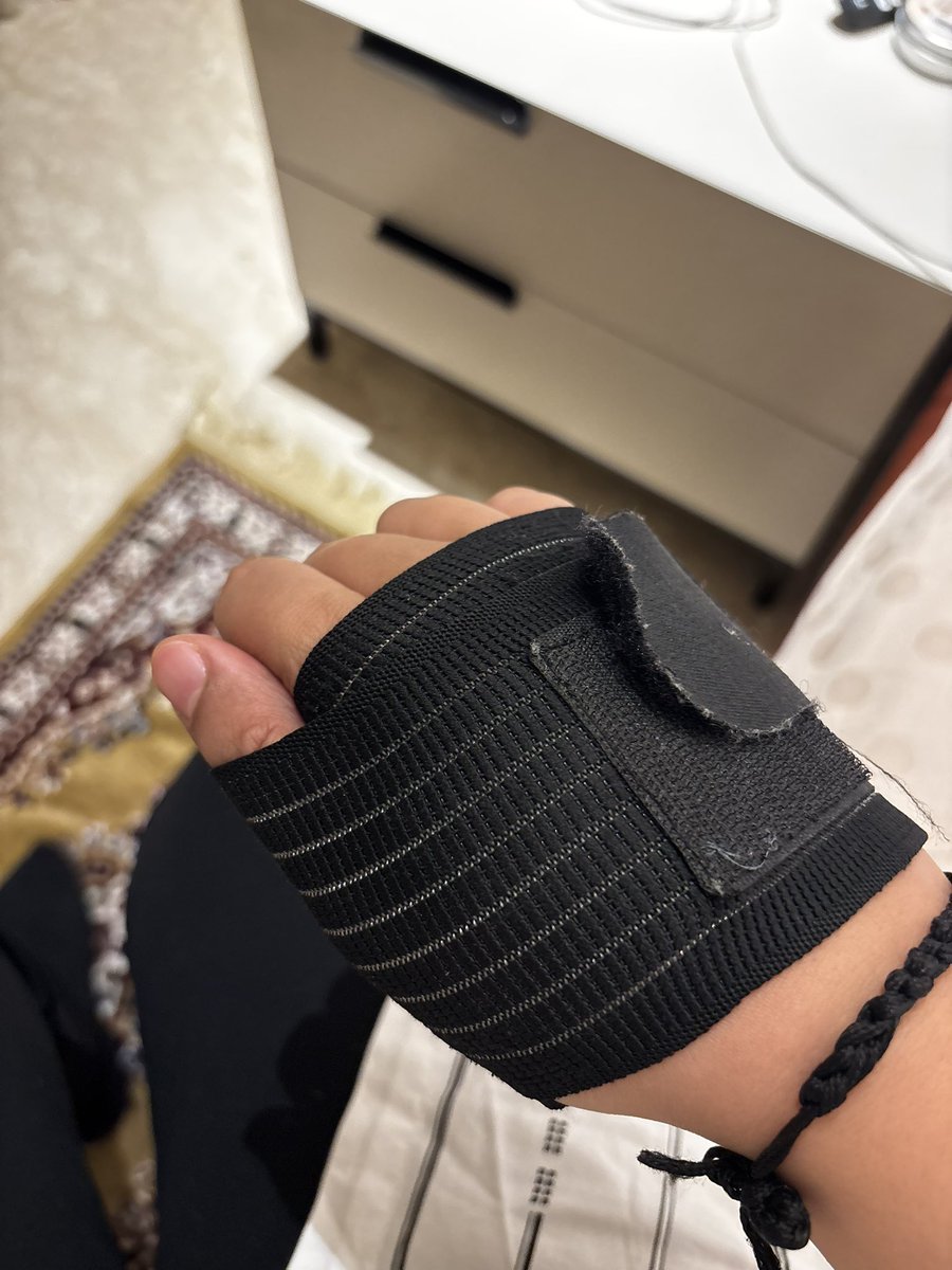 ThePulpDoc's tweet image. The truth an endodontist would never speak - yes, the thumb hurts badly…