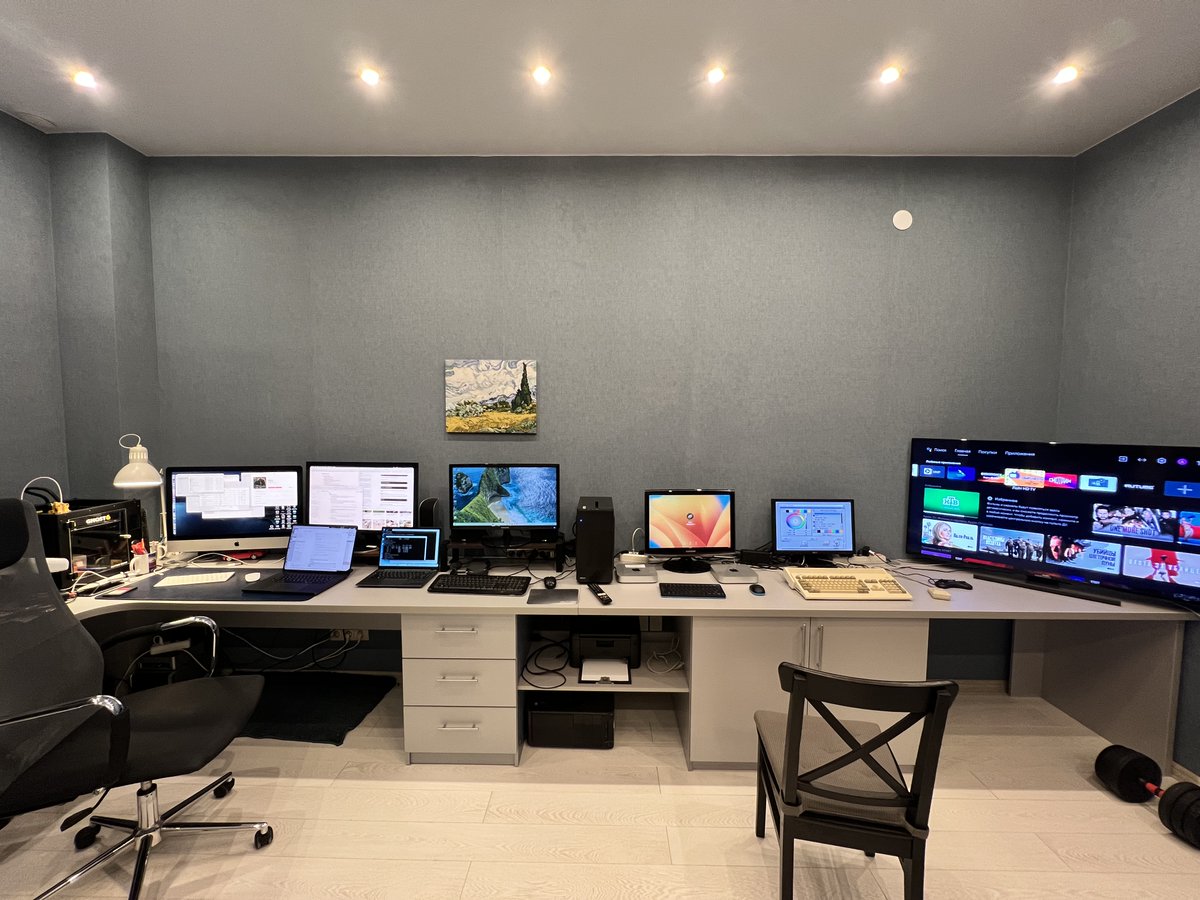 apinosoft's tweet photo. My epic 6-meter workspace! 🚀 iMac, MacBooks, PS, Amiga—and all my crazy projects. #Battlestation #TechSetup #GamingSetup #Productivity #AppleEcosphere #RetroTech #CreativeSpace #WorkFromHome #GeekLife https://t.co/joZ9Hz8IN4