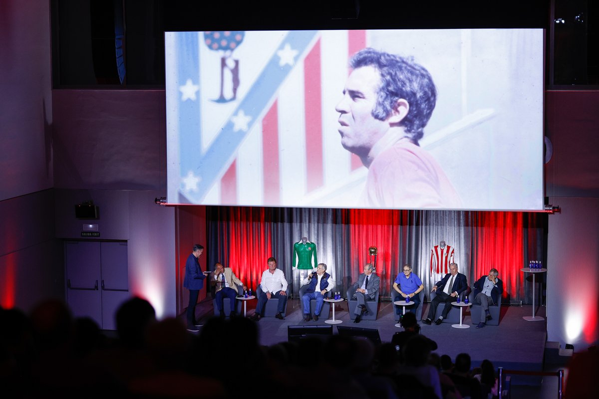 🌍🏆 La Copa Intercontinental protagonizó este jueves la XIII edición de ‘Encuentro con Leyendas’, la experiencia de 'Atleti Tour &amp; Museo' en la cual históricos jugadores rojiblancos recuerdan sus gestas junto a los aficionados.