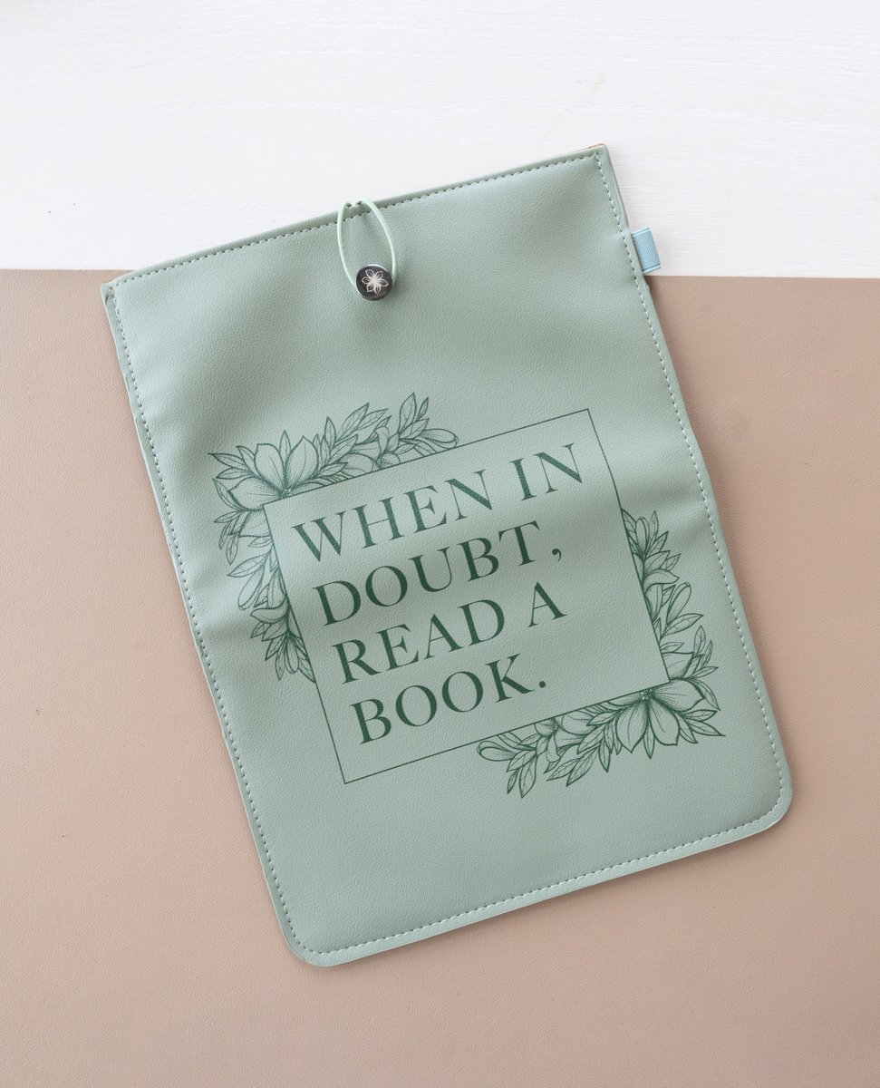 OUABookClub's tweet image. We are thrilled to share our exclusive, Boutique book sleeves - featuring a vegan leather exterior, extra large lined interior, and an elastic button closure at the top. Book sleeves measure 13"x9.5" and will launch at $35 TOMORROW at 10am PT! #OUABC #booksleeves
