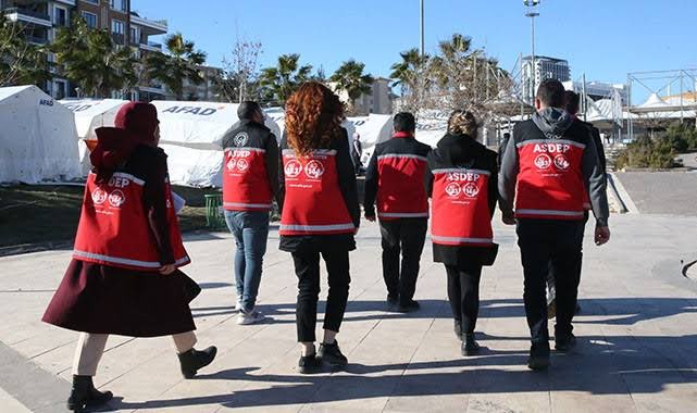 Ülkemizin bütün bölgelerinde her türlü zorlu koşullarda yıllardır emek veren kırmızı yelekliler memur kadrosu talep ediyor <a href="/MahinurOzdemir/">Mahinur Özdemir Göktaş</a> <a href="/tcailesosyal/">T.C. Aile ve Sosyal Hizmetler Bakanlığı</a> <a href="/memurlarnet/">MemurlarNet</a> <a href="/MemurSenKonf/">Memur-Sen</a> <a href="/_aliyalcin_/">Ali YALÇIN</a> #4DAsdepMemurOlmalı