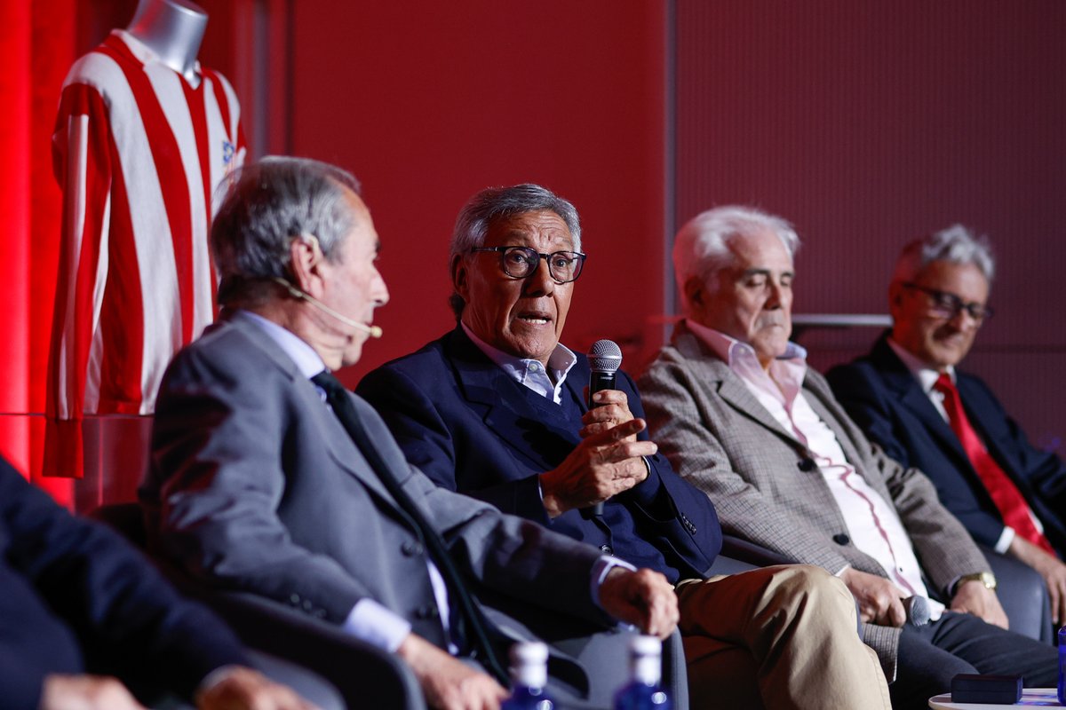 Numerosos miembros de aquella mítica plantilla de la temporada 1974/75 se dieron cita en el auditorio del Riyadh Air <a href="/Metropolitano/">Riyadh Air Metropolitano</a>, donde medio siglo después compartieron con todos nosotros sus recuerdos acerca de la conquista del título más importante de nuestra historia 💪