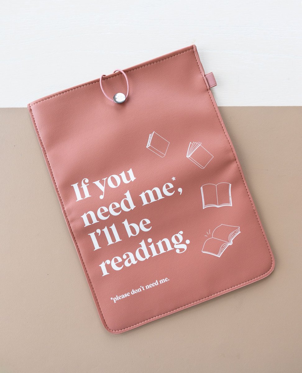 OUABookClub's tweet image. We are thrilled to share our exclusive, Boutique book sleeves - featuring a vegan leather exterior, extra large lined interior, and an elastic button closure at the top. Book sleeves measure 13"x9.5" and will launch at $35 TOMORROW at 10am PT! #OUABC #booksleeves