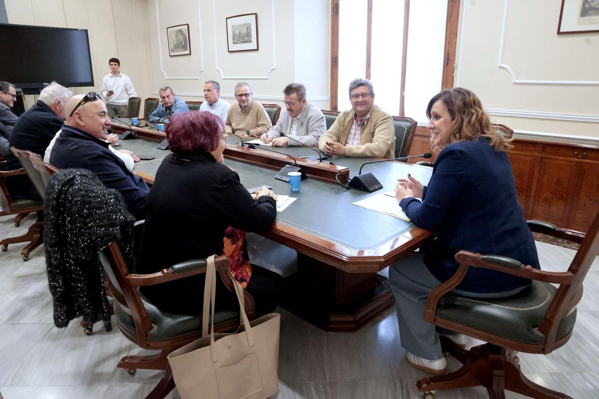 AjuntamentVLC's tweet image. 🛤️La alcaldesa, reunida con el presidente de @FECOVAL_ y representantes vecinales @FedVeinalVLC, @VLCPenyaroja, #Natzaret, #elGrau i #laPunta, reclama el soterramiento de las vías férreas y la prolongación del túnel de Serrería, e insta a @transportesgob a desbloquear el proyecto