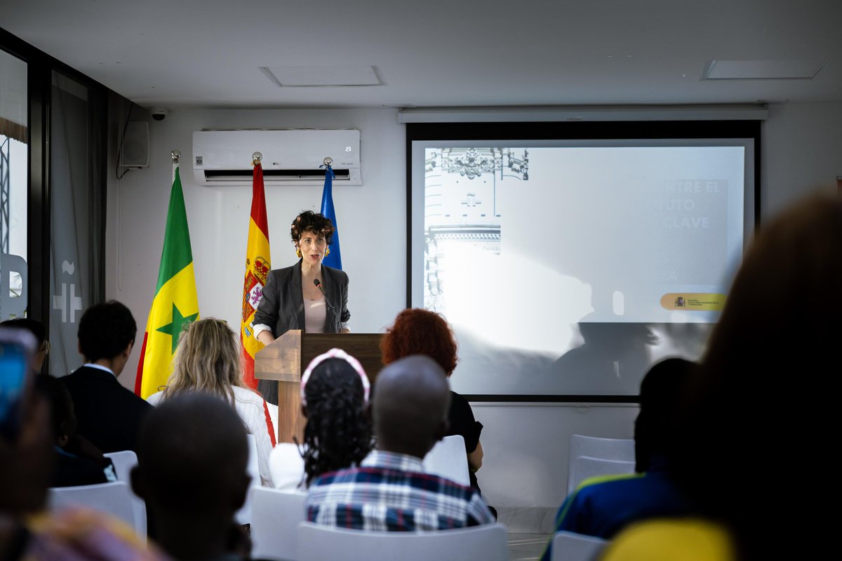 inclusiongob's tweet photo. 🫂 "Todos los niños con vínculos con España tienen derecho a vivir esa parte de su identidad".

🇪🇸🇸🇳 La ministra @SaizElma ha presentado en el Instituto Cervantes @ICDakar los cursos de verano para hijos de senegaleses que han adquirido la nacionalidad española. https://t.co/WUdeB5mDIn