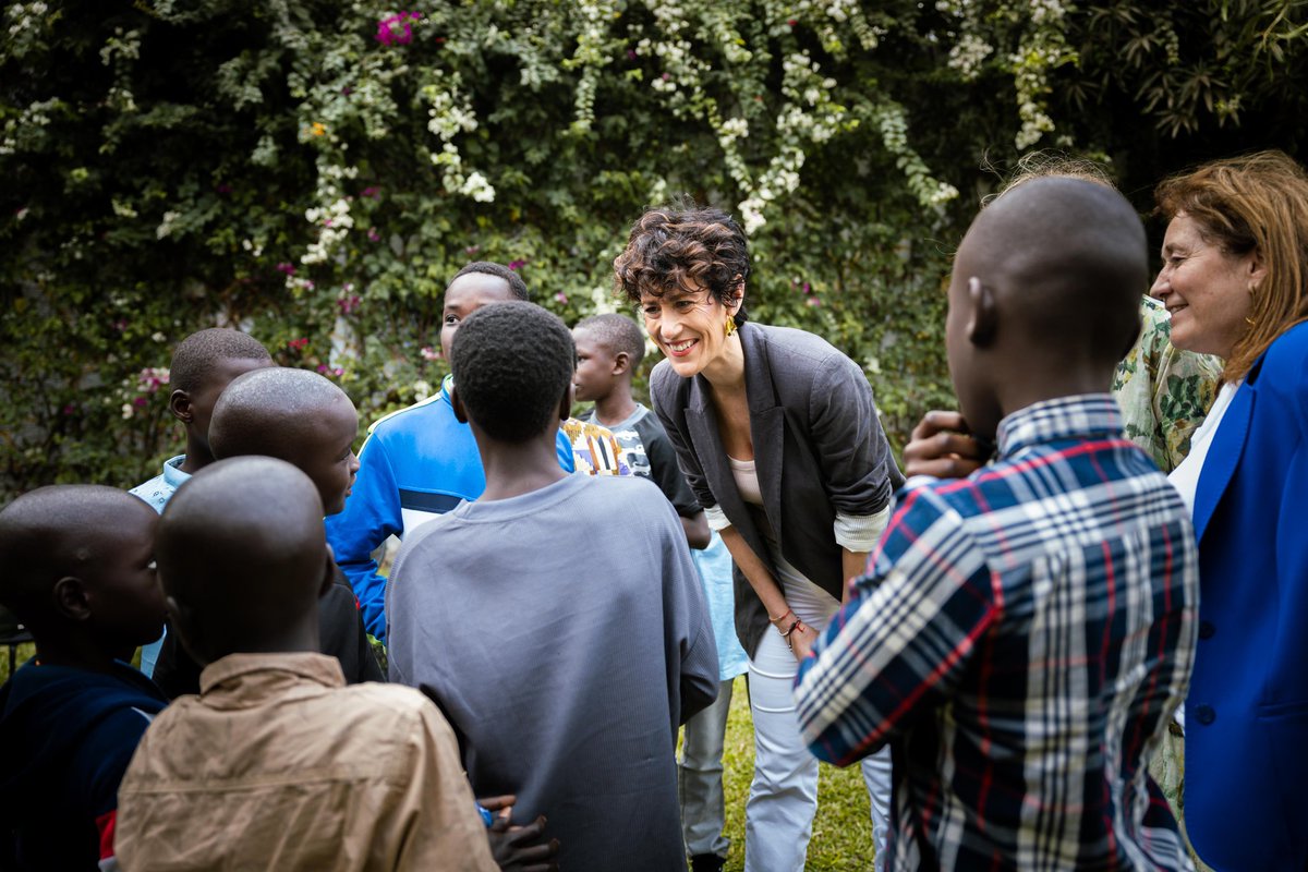 inclusiongob's tweet photo. 🫂 "Todos los niños con vínculos con España tienen derecho a vivir esa parte de su identidad".

🇪🇸🇸🇳 La ministra @SaizElma ha presentado en el Instituto Cervantes @ICDakar los cursos de verano para hijos de senegaleses que han adquirido la nacionalidad española. https://t.co/WUdeB5mDIn
