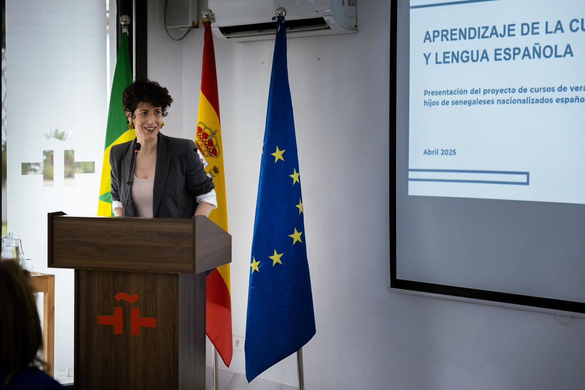 inclusiongob's tweet photo. 🫂 "Todos los niños con vínculos con España tienen derecho a vivir esa parte de su identidad".

🇪🇸🇸🇳 La ministra @SaizElma ha presentado en el Instituto Cervantes @ICDakar los cursos de verano para hijos de senegaleses que han adquirido la nacionalidad española. https://t.co/WUdeB5mDIn
