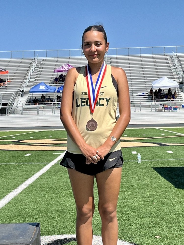 Sophmore Serenity Johnson advanced to regionals with 4th place in Pole Vault at Area!