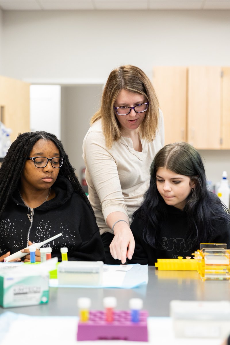 PittCC's tweet image. Yesterday, as part of #GrowLocal Week, South Central High School Interior Design class visited PCC’s Architectural Technology program! Ayden-Grifton High School students also had hands-on experience in Biotechnology! 🧪 #pittcc #HandsOnLearning

@PCS_NC
@greenvillenccoc