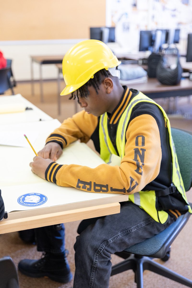 PittCC's tweet image. Yesterday, as part of #GrowLocal Week, South Central High School Interior Design class visited PCC’s Architectural Technology program! Ayden-Grifton High School students also had hands-on experience in Biotechnology! 🧪 #pittcc #HandsOnLearning

@PCS_NC
@greenvillenccoc