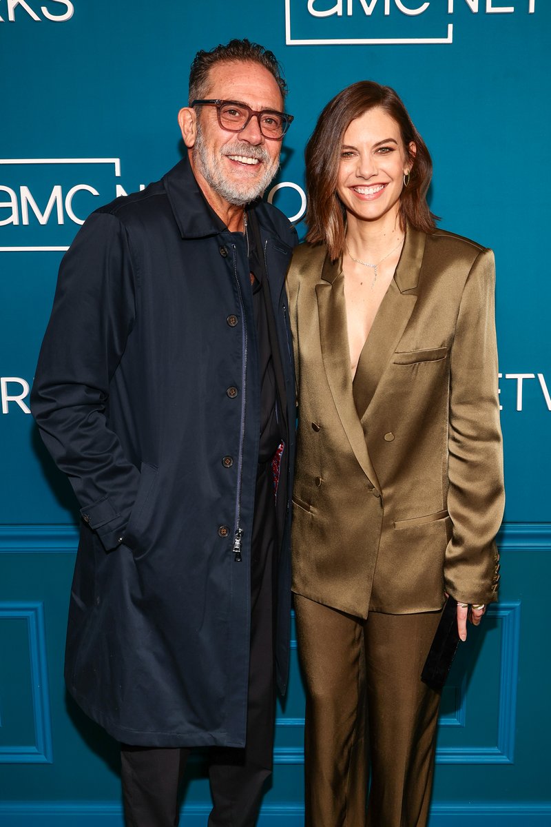 WalkingDead_AMC's tweet photo. It's a #TWD reunion on the @amc_tv black carpet! 👏 https://t.co/pwDXqFp8hP