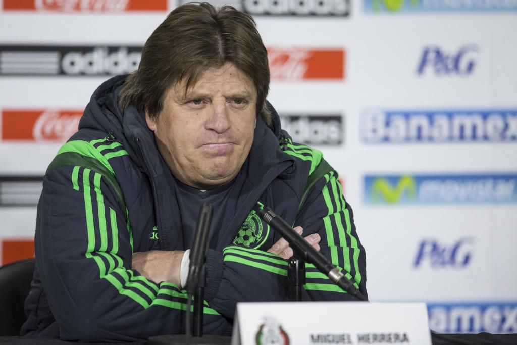 Paulirob76's tweet photo. @STJAMESSANN El 'Piojo' Herrera ganó el Clausura 2013 que consiguió con América al ganarle a Cruz Azul, situación que lo puso como técnico de la Selección Mexicana con la q fracasó en el Mundial 2014 y luego fue echado x golpear a Christian Martinoli quien lo criticó x una Copa Oro lamentable https://t.co/pMcPIZoU9x