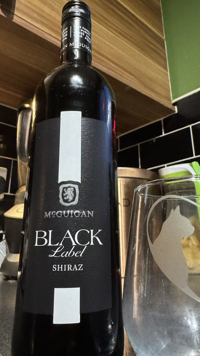 Roger_Edwards's tweet photo. This McGuigan Black Label Shiraz from Australian is pleasant enough - but it’s not got a wow factor. Tastes of plum and blackcurrant but lacks depth.
6/10 #RandomRedThursday https://t.co/t1eBIUCzxb