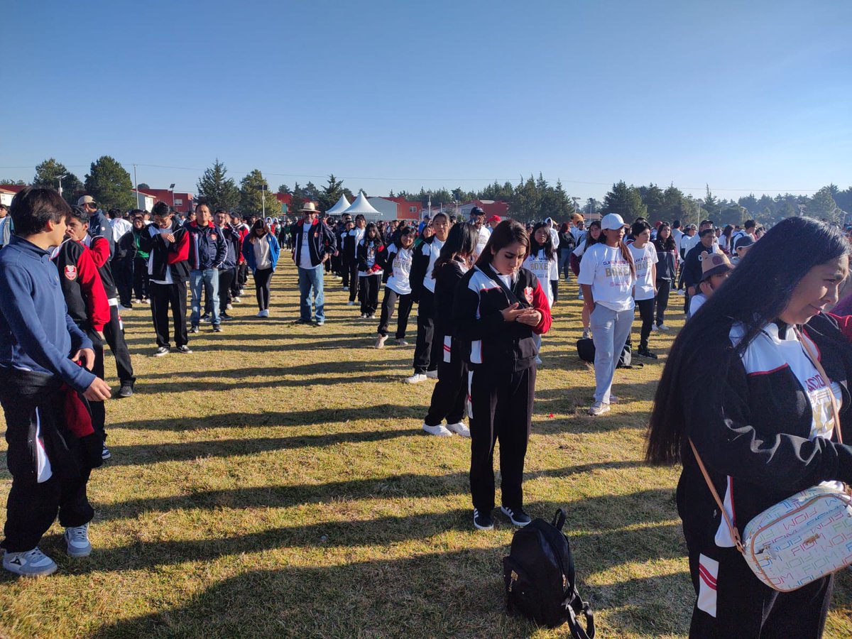 escuela_273's tweet photo. La EPO 273 participó con docentes y alumnos uniéndose a la actividad deportiva que pretende ser una herramienta para transformar el presente y futuro de los jóvenes inscritos en la Educación Media Superior 6/4/25 #SoyOcelote #OrgulloYLiderazgo @supervision15bg @dbg_epoem https://t.co/g778MD22pf