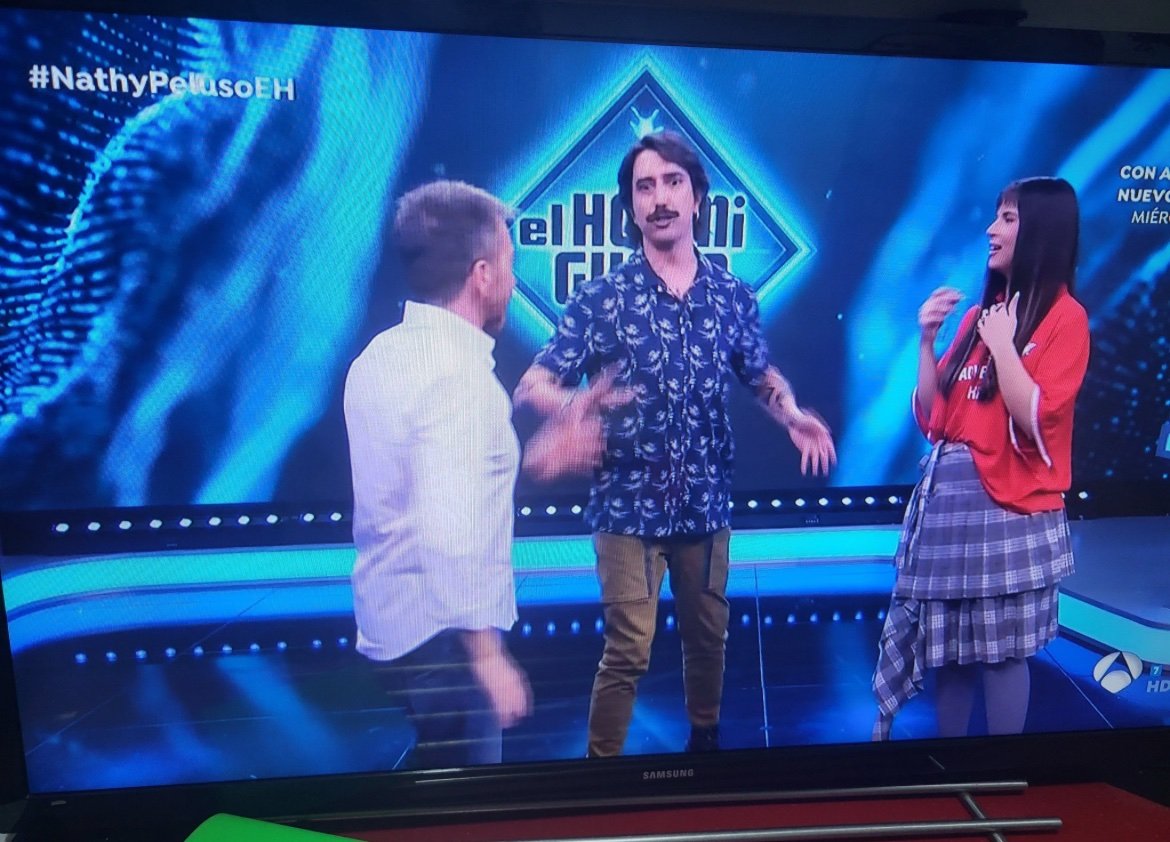sigarrolopez's tweet photo. bochornoso e inaceptable lo que hemos visto hoy en el hormiguero

nathy peluso a pablo motos: “eres más bajito en persona, pablo” ( de buen rollo y tal)

pablo motos: ”mucho cuidadito panchita que a mí no me vacila ni mi puta madre, me escuchas”

sigo temblando desde entonces https://t.co/lco6u1c5Fi